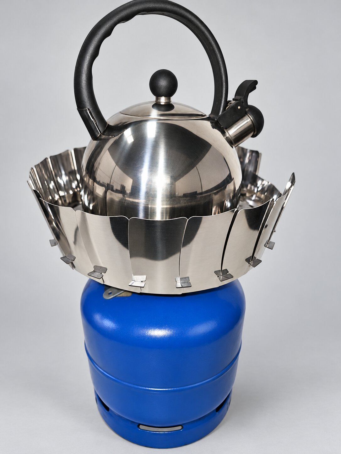 Gas wind protector with sleeves up around a camping kettle